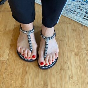 Bernardo thong sandals